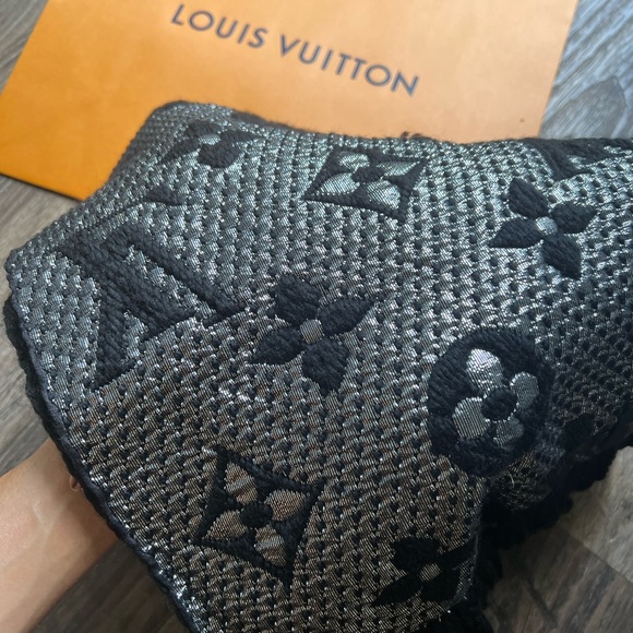 Authentic Louis Vuitton scarf black wool with metallic - Picture 4 of 6